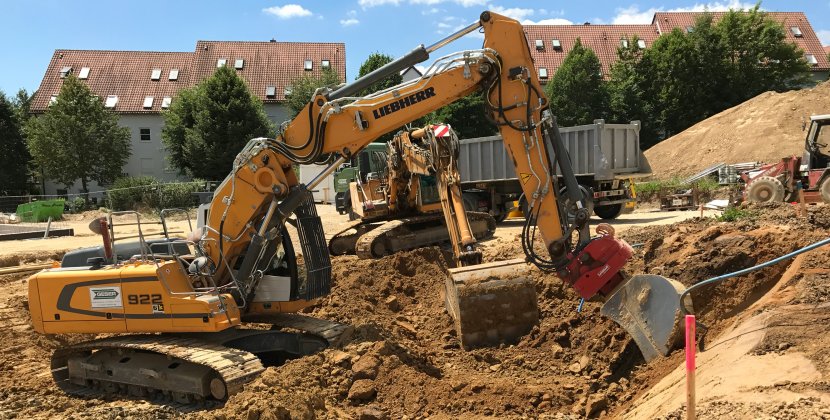 Bagger gräbt Kies für Erdbau