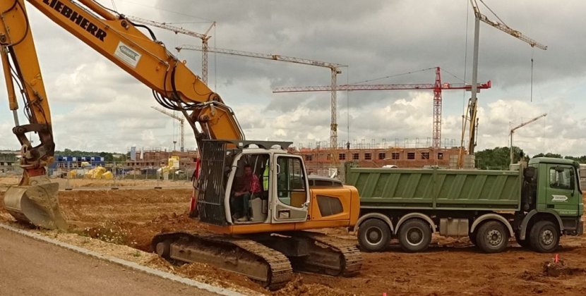 Bagger hebt nahe Haus Erde aus