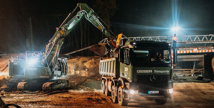 Erdbauarbeiten bei Nacht