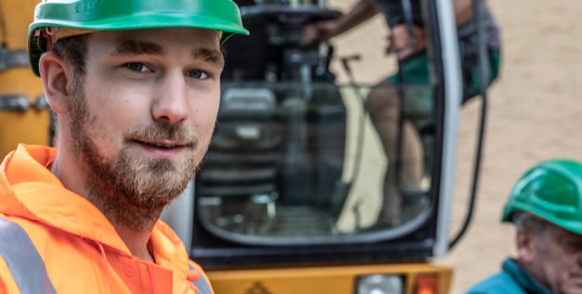 Arbeiter mit grünem Helm