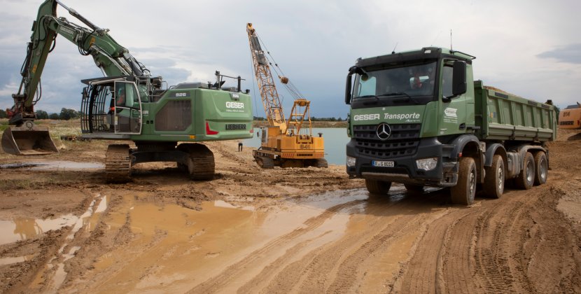 Erdbau mit Bagger und LKW